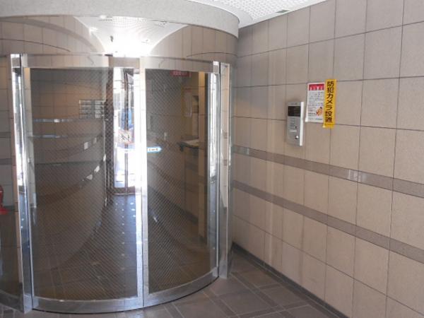 Entrance. With auto-lock entrance