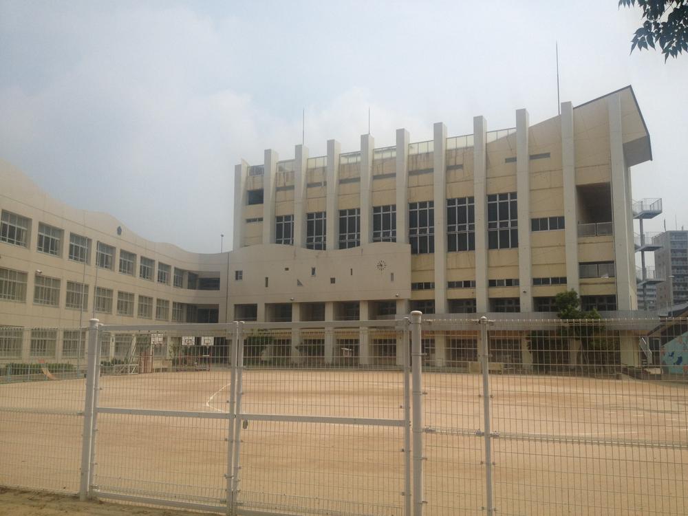 Primary school. 580m to Kobe Municipal Wakamiya Elementary School