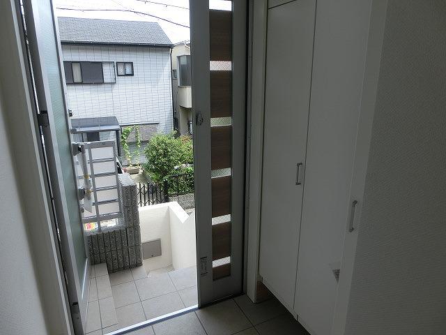 Entrance. Same specifications