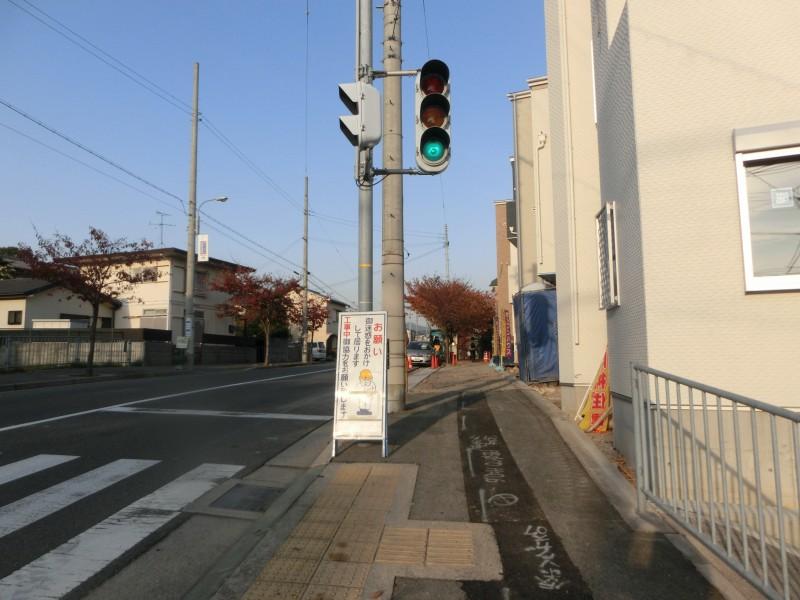 Local photos, including front road. Local (11 May 2013) Shooting North on public roads