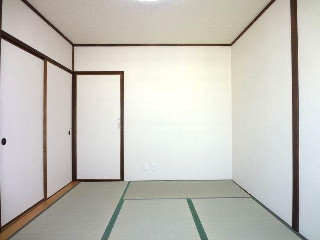 Non-living room. Japanese-style room 6 quires. balcony ・ With closet. cross ・ tatami ・ Fusumaha is Kawasumi.