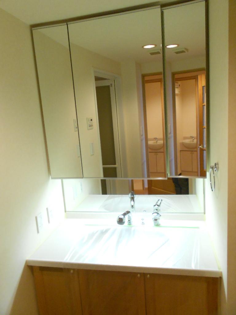 Wash basin, toilet