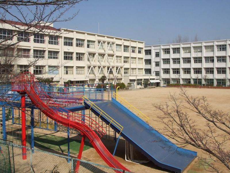 Primary school. 80m to Shirakawa Elementary School
