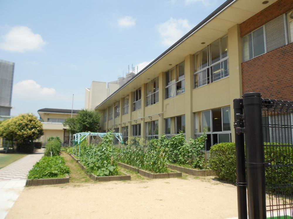 Primary school. Takakuradai until elementary school 360m