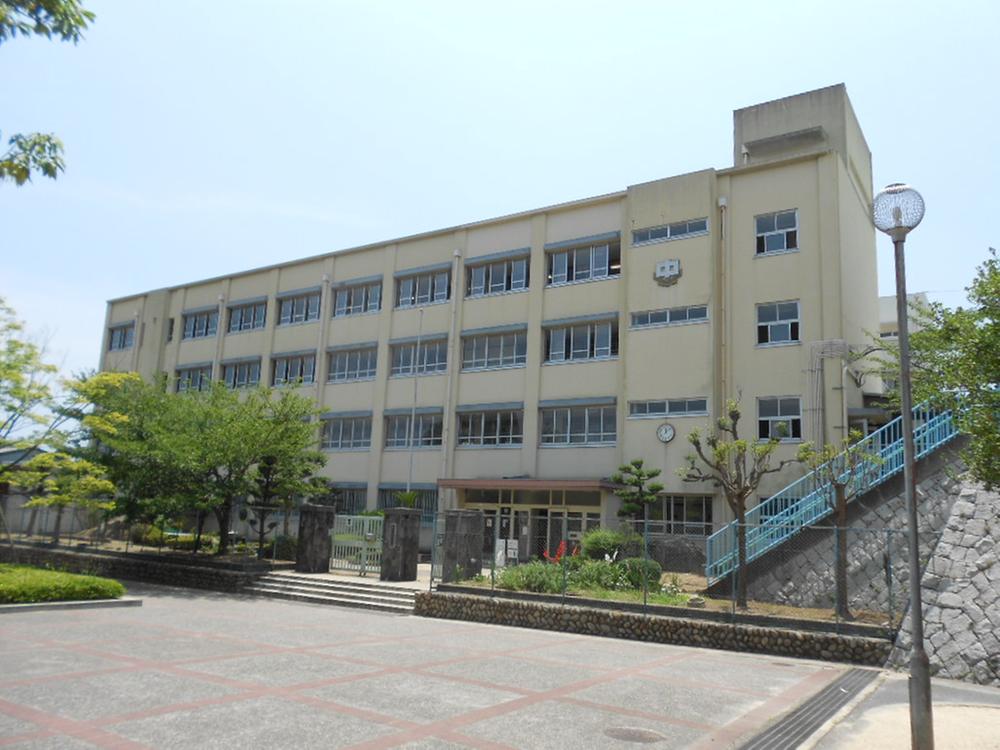 Junior high school. Takakura 300m until junior high school