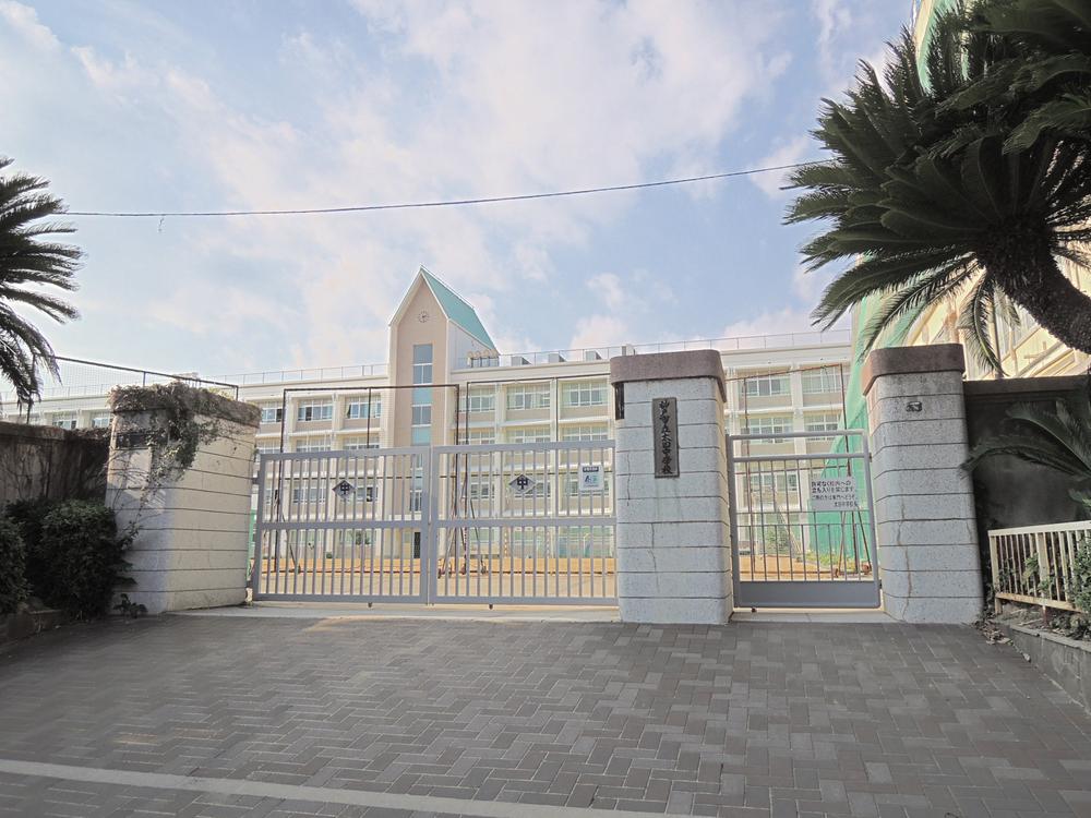 Other. About a 2-minute walk from the Kobe Municipal Ota junior high school