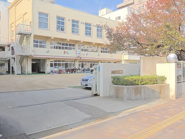 Other. About a 4-minute walk from the Hirata kindergarten