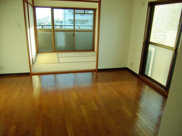 Living. Bright corner room