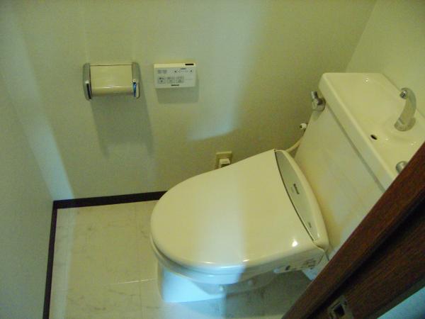 Toilet. There is a feeling of cleanliness