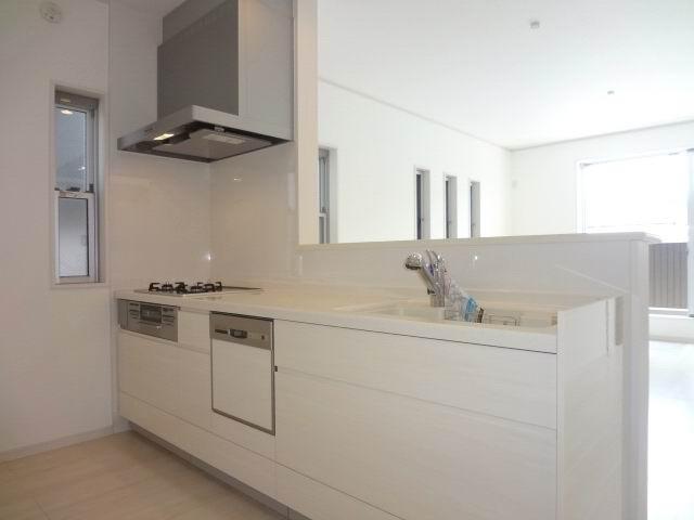 Kitchen. Second floor kitchen. Water purifier built-in shower faucet ・ Dish washing dryer with system Kitchen. 