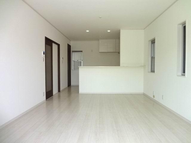 Living. Second floor living room. LDK16 Pledge. It is a popular face-to-face kitchen to wife. 