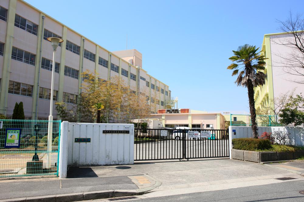 Primary school. Located elementary school along the way up to the municipal Nishiochiai elementary school from 280m local to "Myodani" station. It does not pass through the road (pedestrian ・ Bicycle road) is a kindergarten route of peace of mind. 