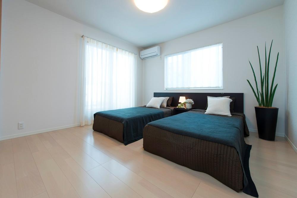 Non-living room. The main bedroom of 8.1 quires provided with a closet on one wall. Room (August 2013 shooting)