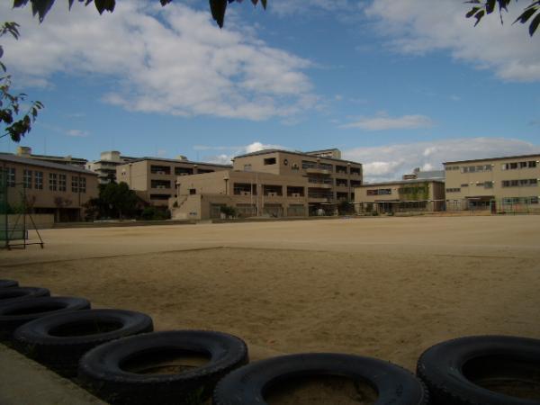 Primary school. Earth until the elementary school 400m ground elementary school