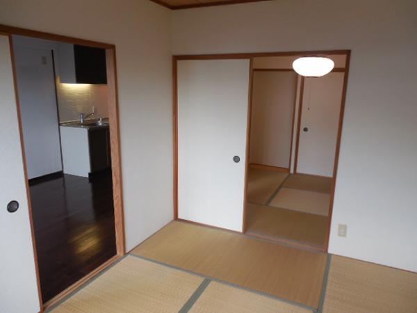 Non-living room. Japanese-style room 4.5 Pledge and 6 Pledge has become to Tsuzukiai.