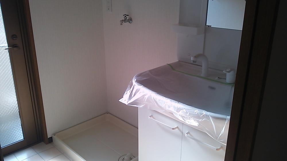 Wash basin, toilet. Indoor (11 May 2013) Shooting