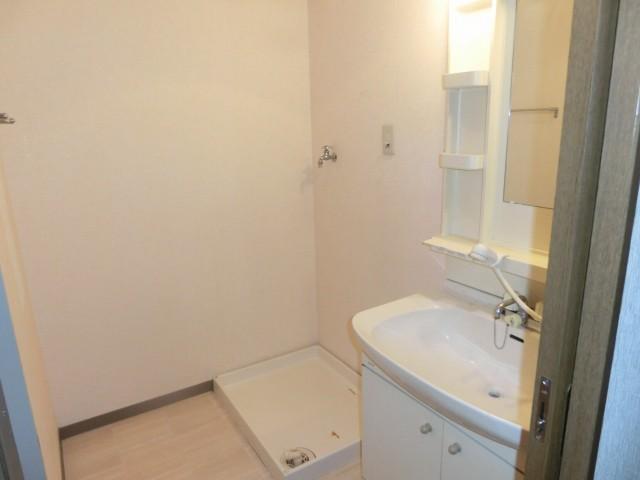 Wash basin, toilet. Indoor (12 May 2013) Shooting