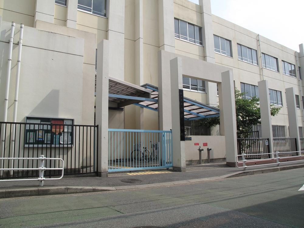 Primary school. 676m to Kobe Municipal Wakamiya Elementary School