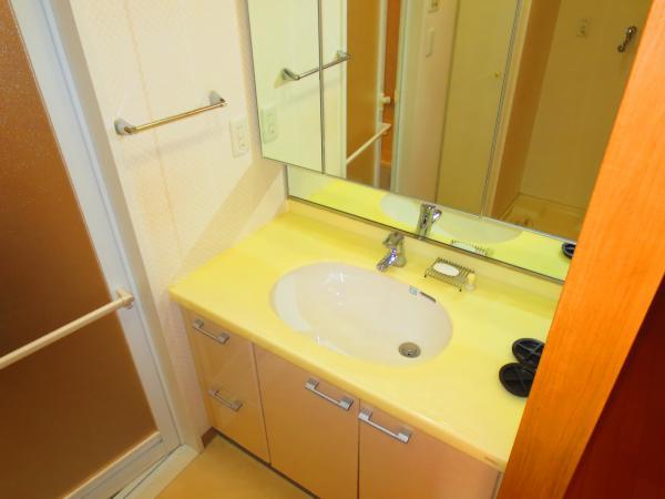Wash basin, toilet. A large mirror, Washstand that storage was also enhanced.