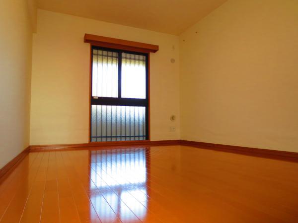 Non-living room. Ideal for main bedroom because there is also a 9.2 Pledge.  Rooms spacious even put a bed.