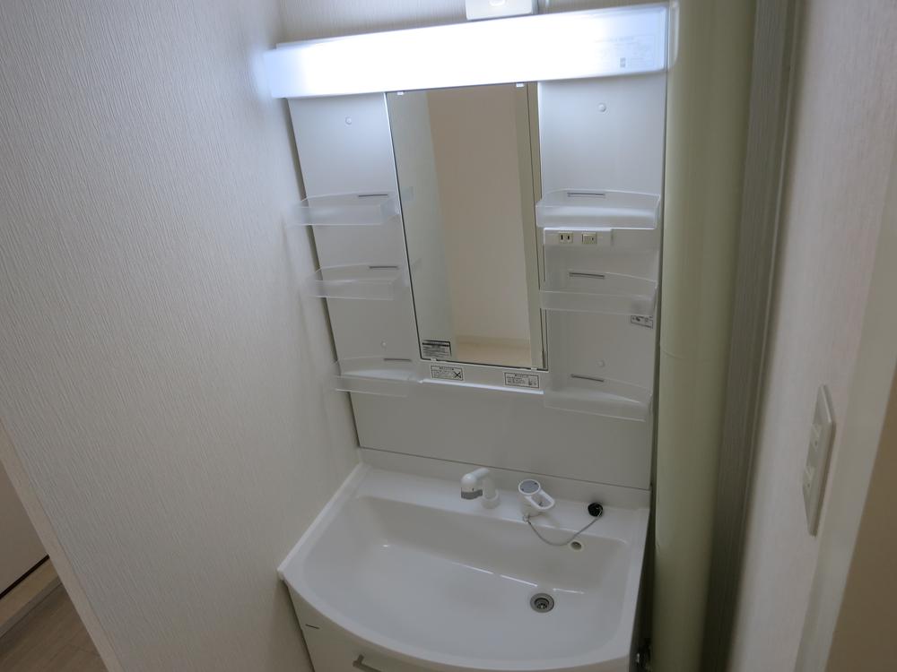Wash basin, toilet. Outlet With shelf