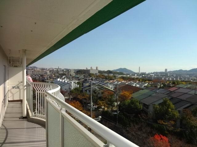 Balcony. South balcony of Hidamari. Hito ・ ventilation ・ View is good.