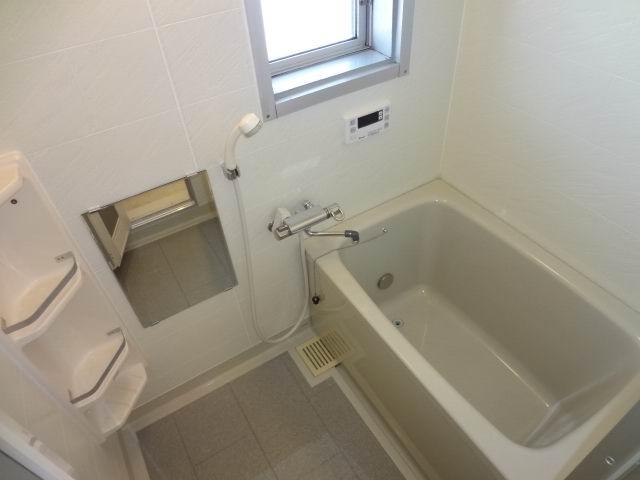 Bathroom. Bathroom. Add-fired function with water heater ・ Bathtub ・ Mirror is already replaced.