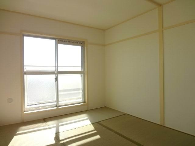 Non-living room. Japanese-style room 6 quires. balcony ・ With closet. Yang This good at MinamiMuko. tatami ・ Fusumaha is Kawasumi.