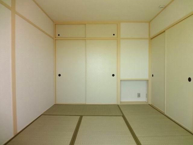 Non-living room. Japanese-style room 6 quires. balcony ・ With closet. Yang This good at MinamiMuko. tatami ・ Fusumaha is Kawasumi.