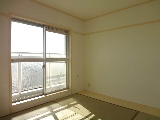 Non-living room. Japanese-style room 4.5 Pledge. balcony ・ With closet. Yang This good at MinamiMuko. tatami ・ Fusumaha is Kawasumi