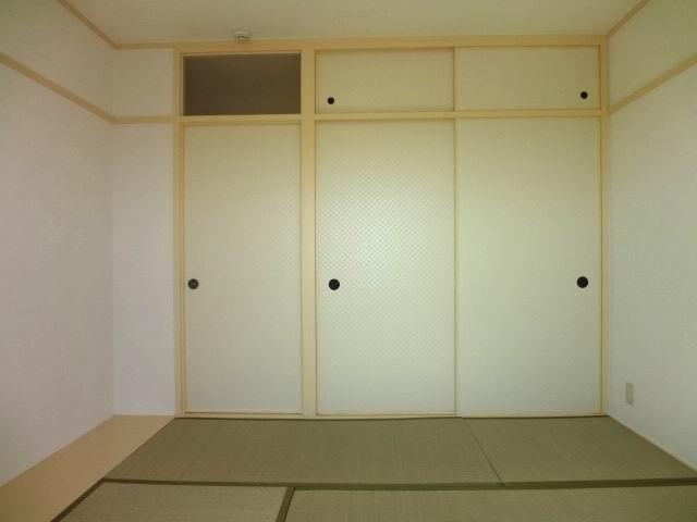 Non-living room. Japanese-style room 4.5 Pledge. balcony ・ With closet. Yang This good at MinamiMuko. tatami ・ Fusumaha is Kawasumi.