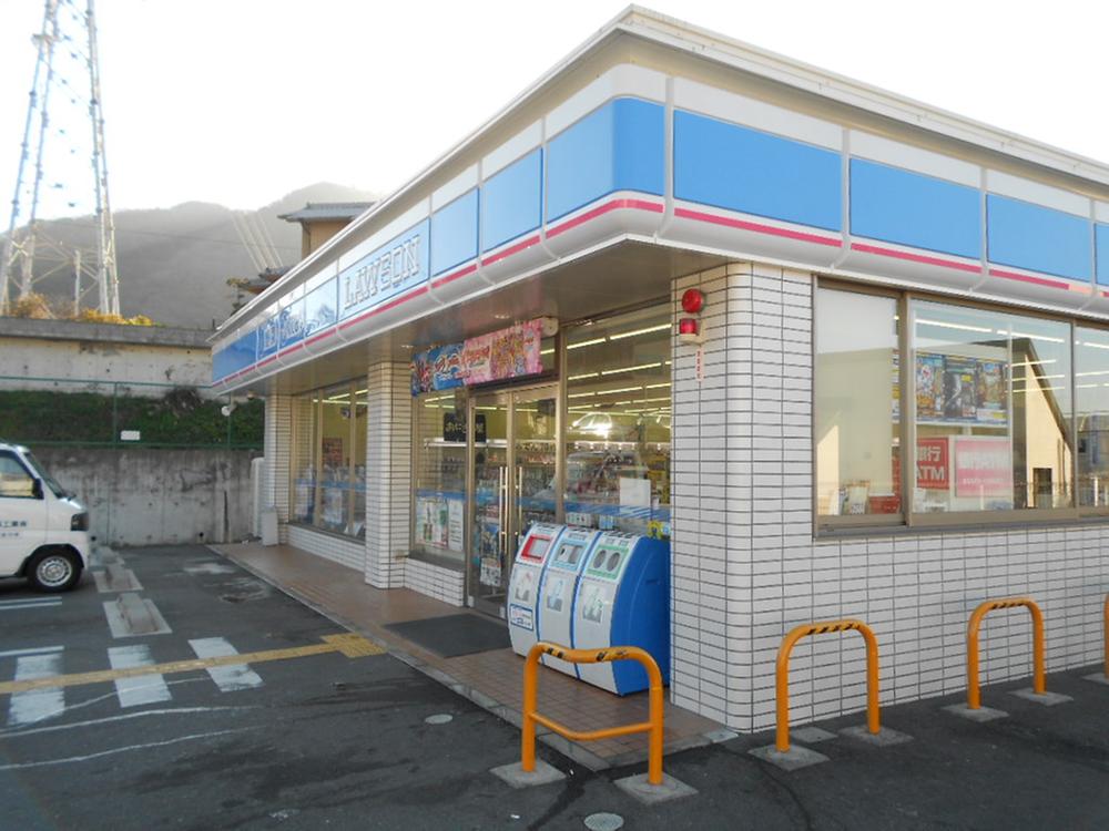 Convenience store. 250m to Lawson