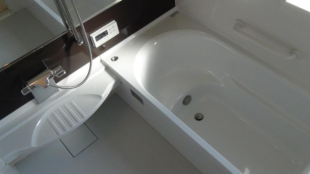 Bathroom.  [A No. land] With wide mirror bathroom