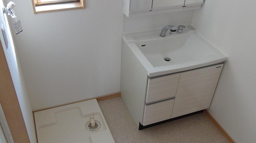 Wash basin, toilet. bathroom