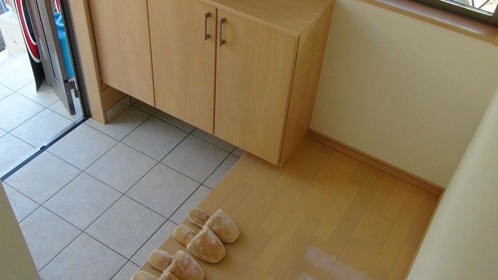 Entrance.  [A No. land] Entrance