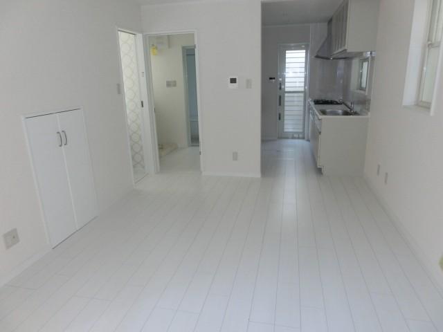 Living. Indoor (11 May 2013) Shooting The room is bright because it is in the main a white