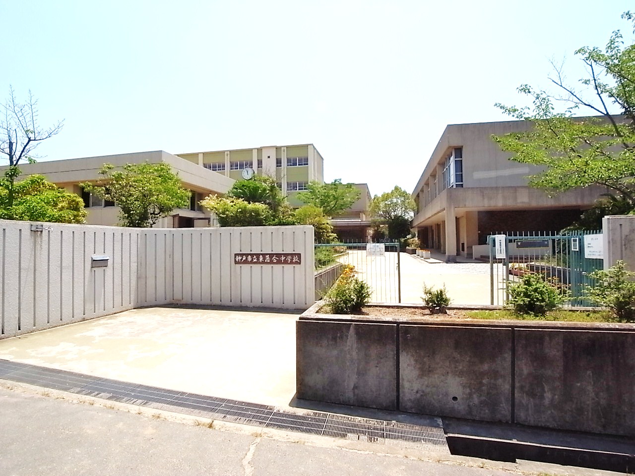 Junior high school. 657m to Kobe Municipal Higashiochiai junior high school (junior high school)