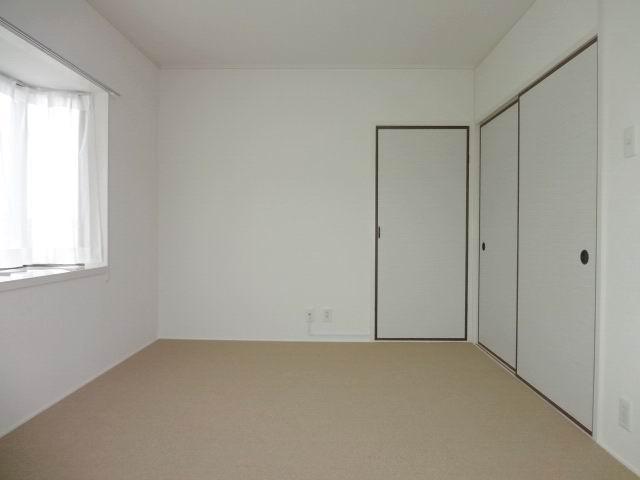 Non-living room. Western-style 6 Pledge. balcony ・ bay window ・ Things Irizuke. Two-sided lighting. cross ・ Carpet Hakawa is settled.