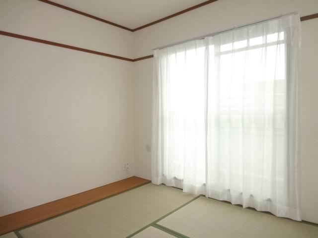 Non-living room. Japanese-style room 4.5 Pledge. balcony ・ With closet. cross ・ tatami ・ Fusumaha Kawasumi. Is yang This good at MinamiMuko.