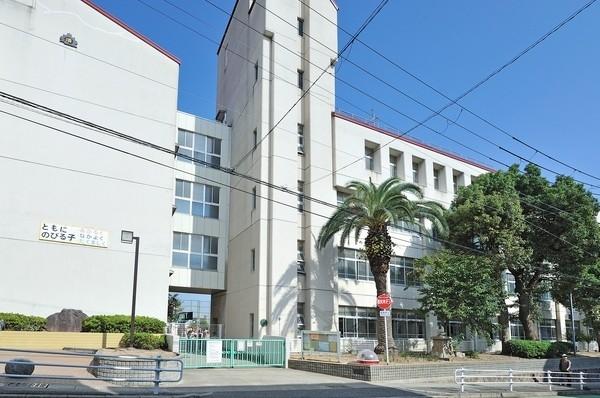 Primary school. Higashisuma elementary school