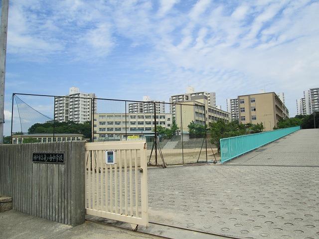 Junior high school. 595m to Kobe Municipal Ryugadai junior high school
