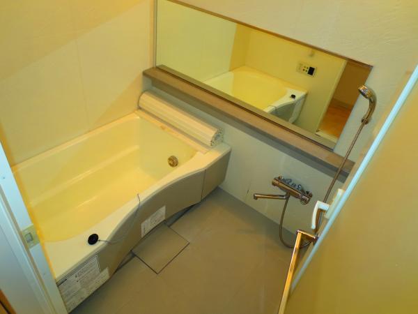 Bathroom. Wide bathroom, Large bathtub, It offers comfortable bath time.