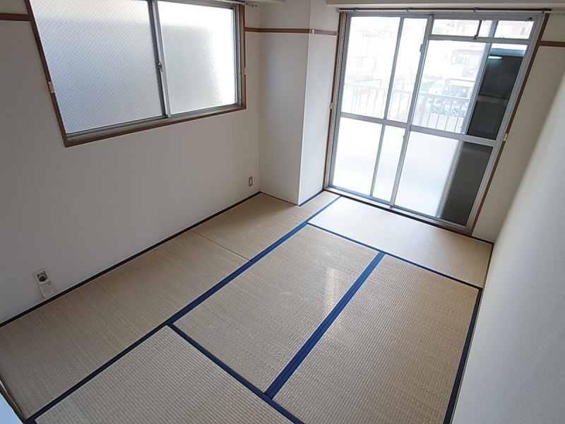 Other room space. Two-sided lighting Japanese-style room