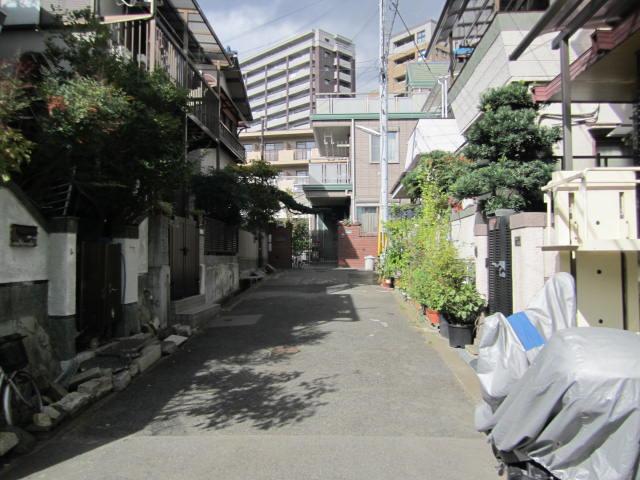 Local photos, including front road. Local (12 May 2013) Shooting Close to residential areas. 