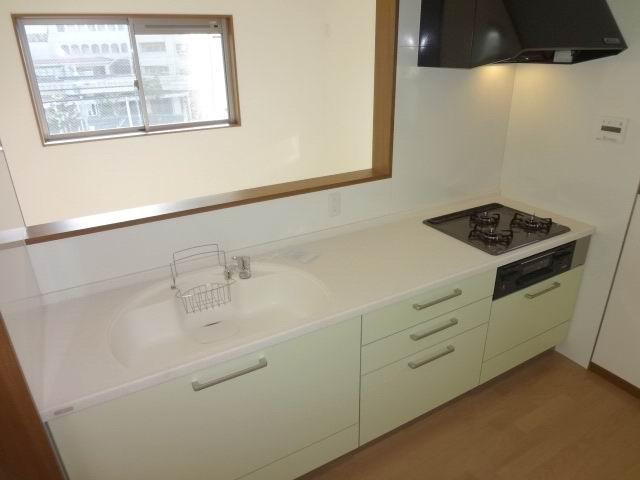 Kitchen. Second floor kitchen. All slide storage system kitchen (YAMAHA). 