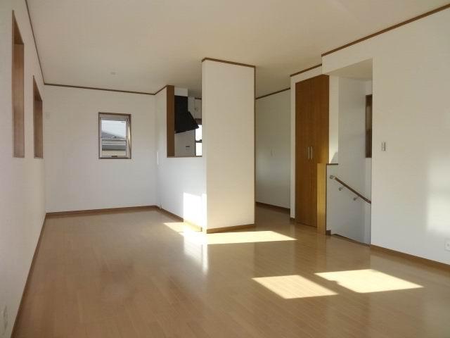 Living. Second floor LDK16 Pledge. Hito good. It is a popular face-to-face kitchen to wife. 