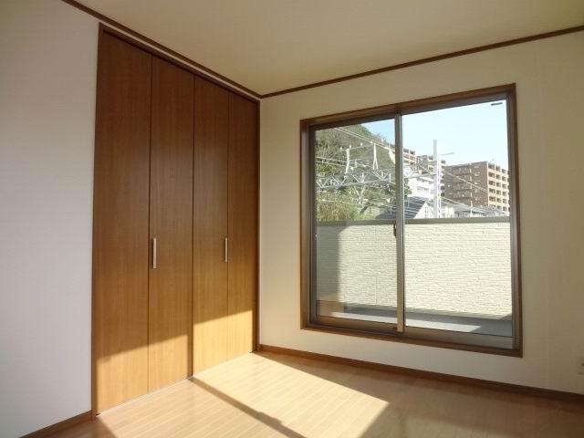 Non-living room. 3 Kaiyoshitsu 6 Pledge. Two-sided lighting. balcony ・ With closet. You can see the sea. 