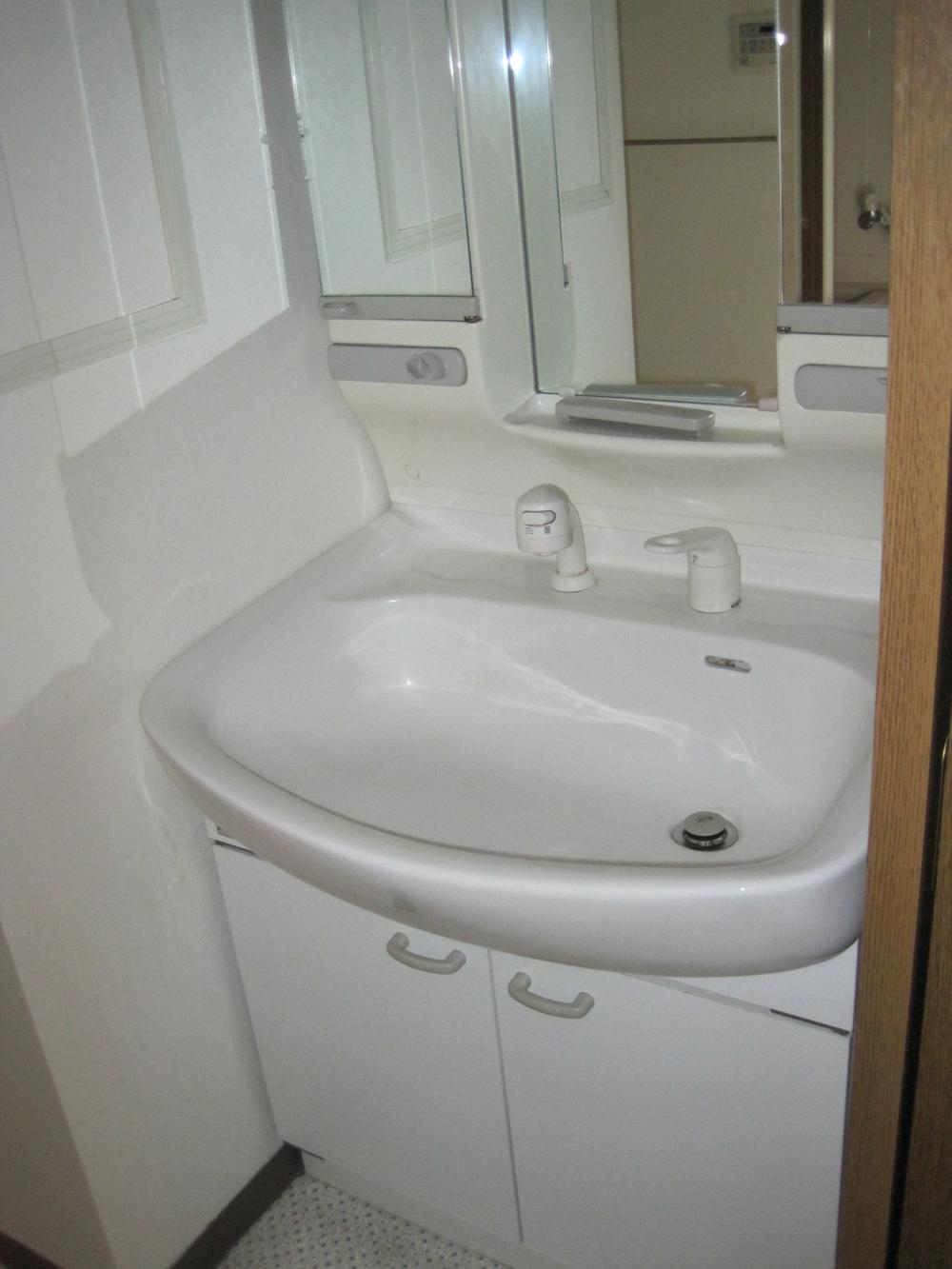 Wash basin, toilet. Indoor (March 2011) shooting