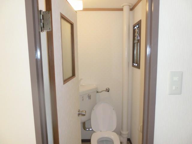 Toilet. Indoor (11 May 2013) Shooting