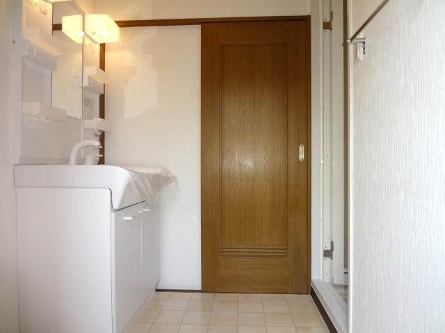 Wash basin, toilet. Powder Room. Balcony. cross ・ CF Hakawasumi. Shampoo is a dresser already replaced.
